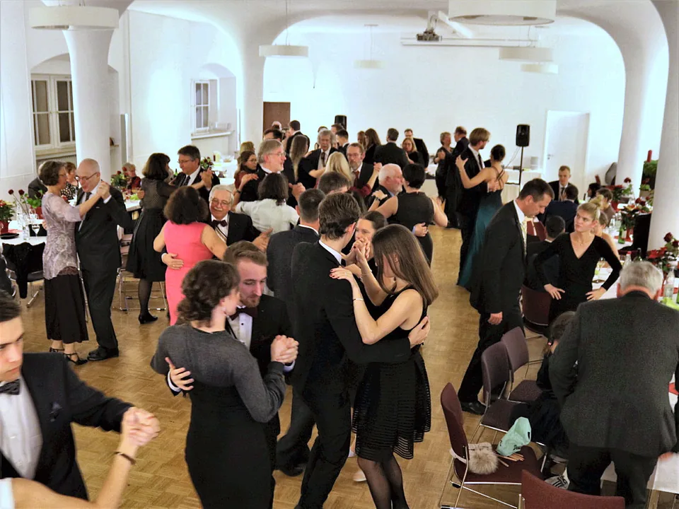 Tanzende Paare beim Festball