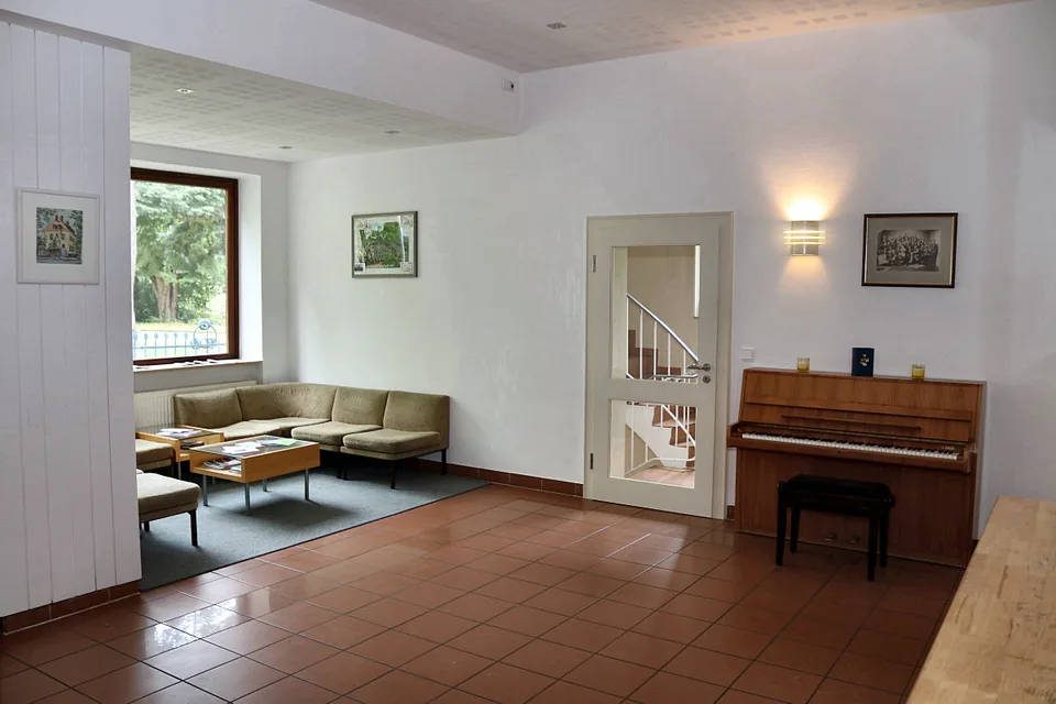 Das Foyer mit Sitzecke und Klavier