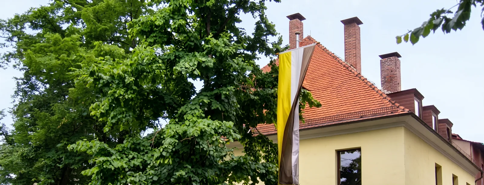 Das Haus des Darmstädter Wingolfs am Alexandraweg 7 mit der schwarz-weiß-goldenen Fahne