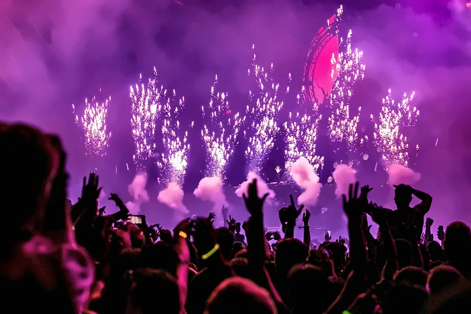 Feiernde Menge in violettem Licht