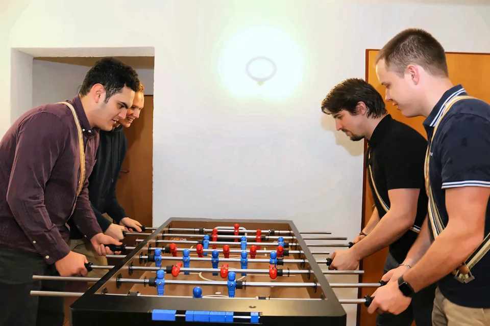 Mitglieder spielen Tischkicker