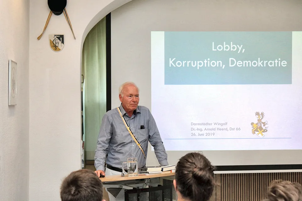 Ein Vortragender vor einer Präsentation im Kneipsaal